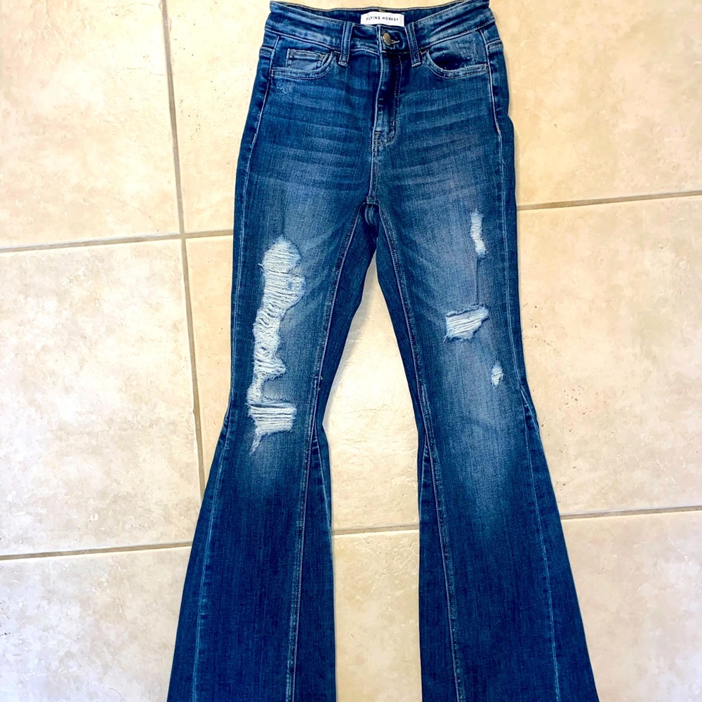 BRAND NEW, never worn Flying Monkey Flared Jeans from Buckle. High Waisted.